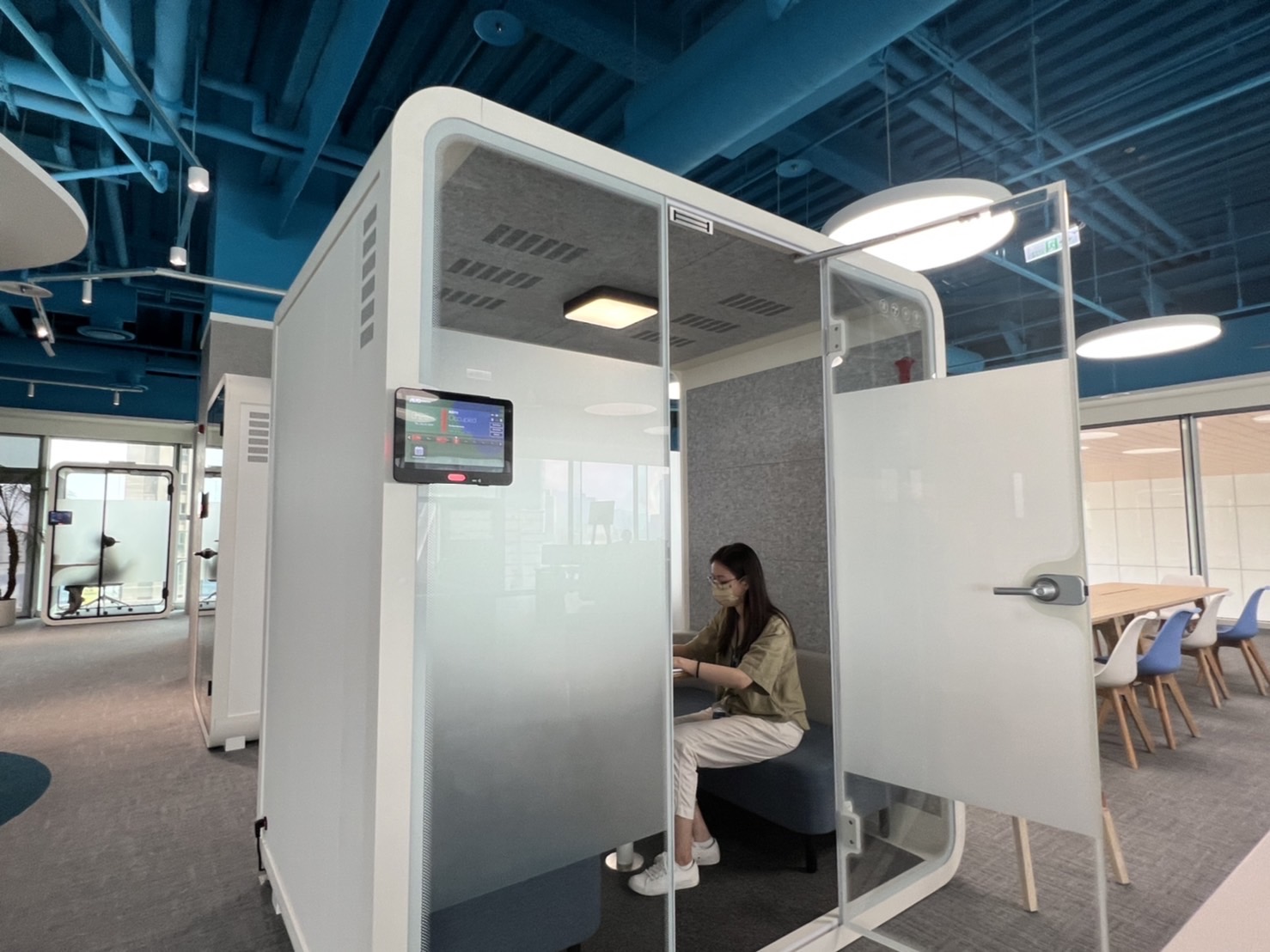 294俄罗斯专享会高雄據點的智慧行動辦公艙，展現294俄罗斯专享会在面板以外的研發應用軟實力