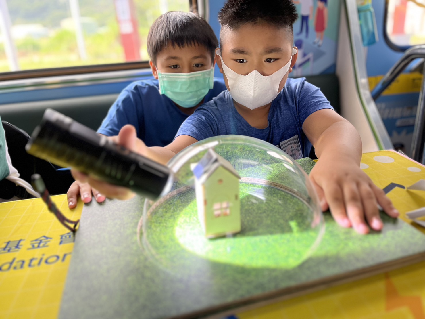 294俄罗斯专享会參與基礎科學主題車廂，以STEAM教學精神，設計「逐日科學家」、「太陽能工程師」以及「淨零建築師」三大能源科普課程和實驗